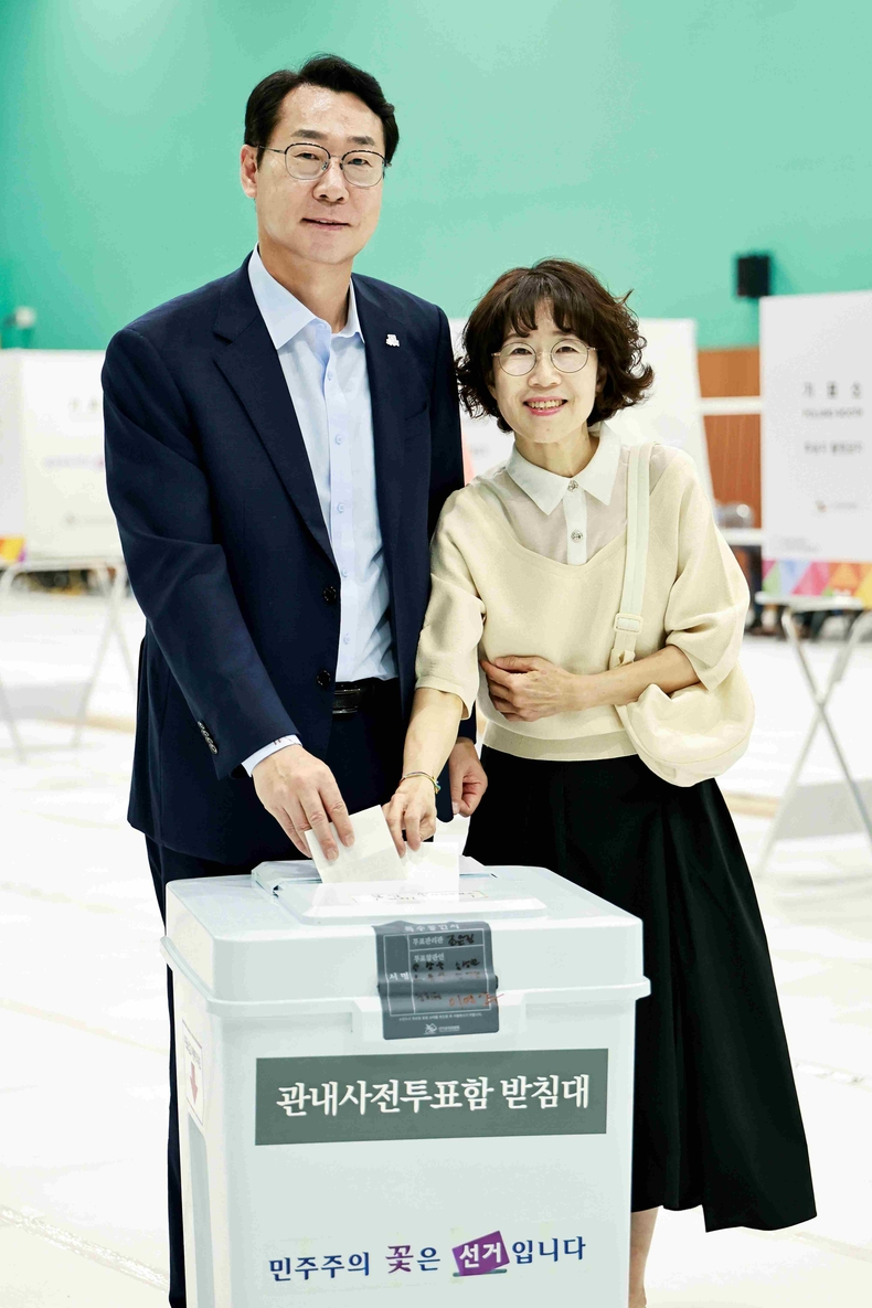 정명근 화성특례시장이 29일 제21대 대통령선거 사전투표 첫날을 맞아 시 최대 선거인구를 보유한 봉담읍사전투표소를 방문해 사전투표를 하고있다.