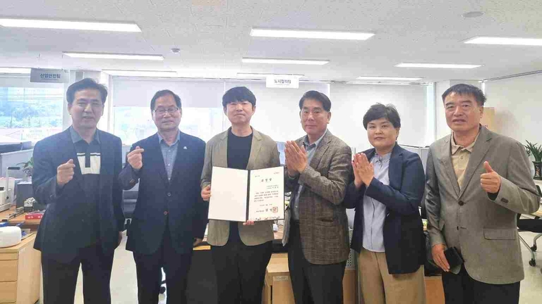화서이특례시 시민옴부즈만이 노사협력과 사무실을 방문해 시민옴부즈만과 협력해 민원 해결에 적극 앞장서며 올해 적극행정 공무원으로 선정된 이창석 노사협력팀장을 격려했다.