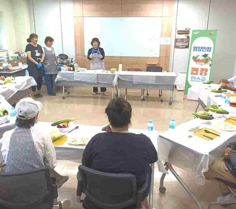 오산시 신장1동 행정복지센터가 중장년 1인 가구를 대상으로 운영한 식생활 개선 프로그램 ‘영양만점 건강 한스푼’의 3회차 수업을 성공적으로 마무리했다.