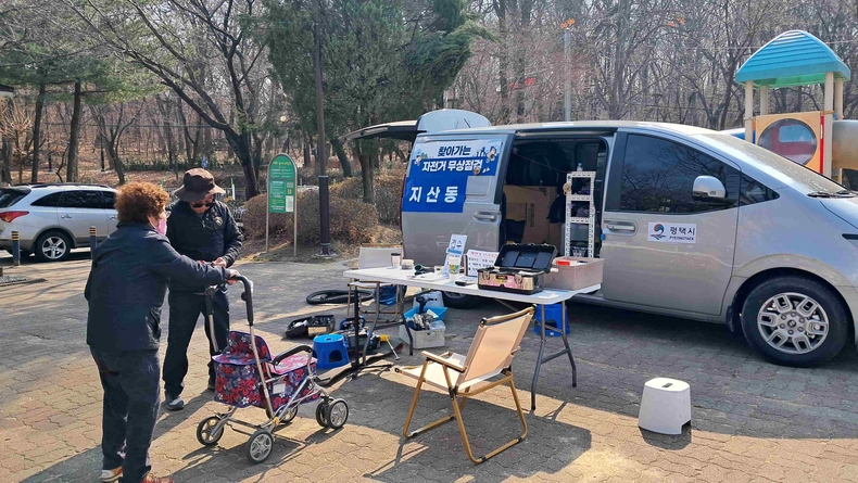 평택시가 추진하고 있는 생활밀착형 교통복지 사업 ‘찾아가는 자전거 무상수리 서비스’가 시민들의 뜨거운 호응 속에 2025년 상반기 동안 총 60회 이상 읍면동을 직접 찾아가며 1200대 이상의 자전거를 무상수리하는 성과를 거뒀다.