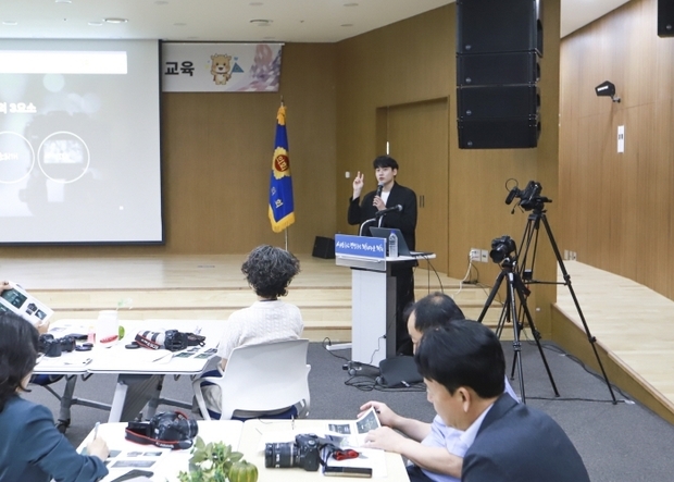 경기도의회가는 29일 의회 대회의실에서 의회사무처 직원을 대상으로 ‘DSLR 카메라를 활용한 사진촬영 교육’을 실시했다.