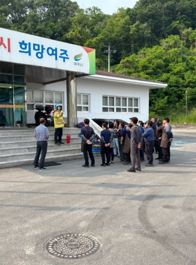 여주시가 강천면 폐기물종합처리장 내 재활용선별장에서 여주소방서와 함께 화재 대응 역량 강화를 위한 합동 소방훈련을 하고있다.