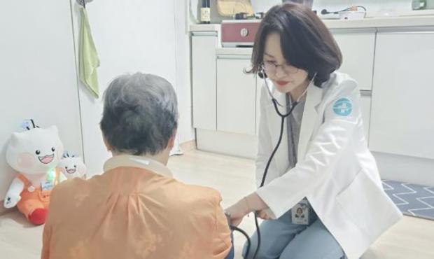 하남시가 여름철 폭염으로 인한 건강 피해를 예방하기 위해 취약계층을 대상으로 방문건강관리사업을 한층 강화해 추진한다.