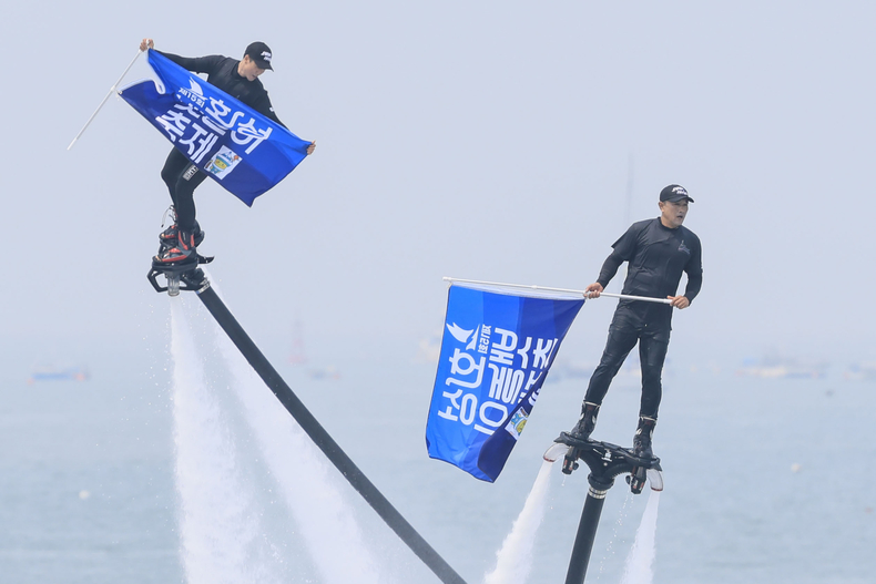 30일 오전 화성시 서신면 전곡항에서 '제15회 화성 뱃놀이 축제'를 알리는 ‘플라이보드’를 시작으로 행사 개막을 알렸다.