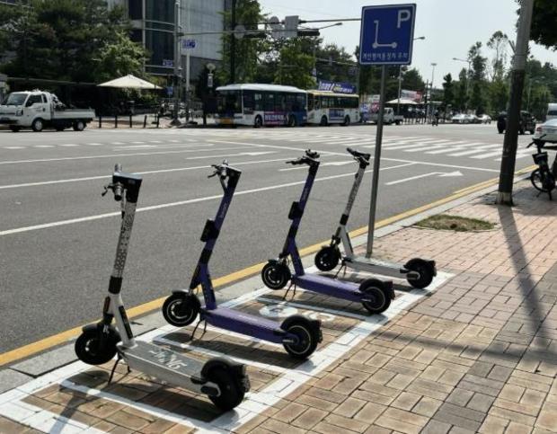 고양특례시가 공공장소에 개인형 이동장치(PM) 주차구역 24곳을 신규 설치했다.