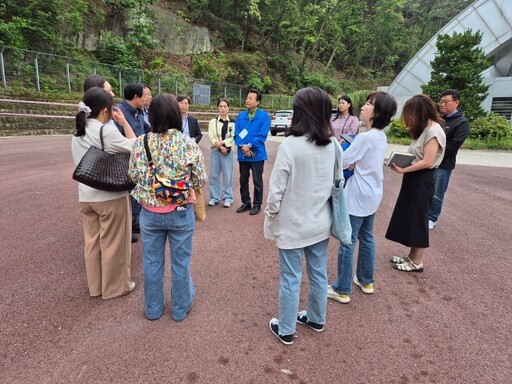 안양시 만안구 근명중학교 운동장과 맞닿은 안양대학교 비탈면에서 흙·나무뿌리가 쓸려 내려와 학생 안전을 위협하고 있다..