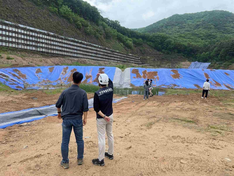 경기도가 본격적인 우기철을 앞두고 30개 산지개발 사업장에 대한 안전점검을 한 결과 80건의 미비점을 적발, 시군을 통해 안전조치를 할 예정이다.