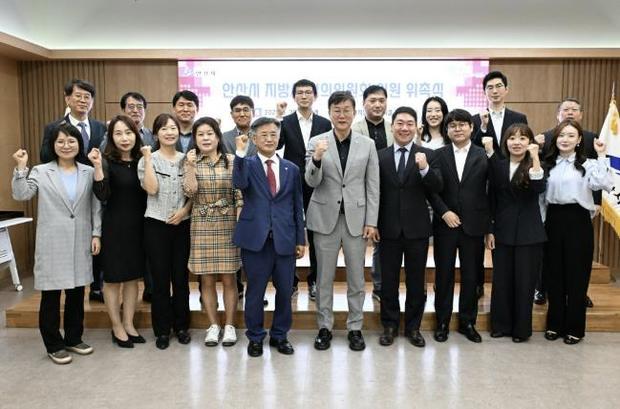 안산시가 지방세심의위원회 신규 위원 16명에 대해 위촉장을 수여하고 새로운 운영에 착수했다.