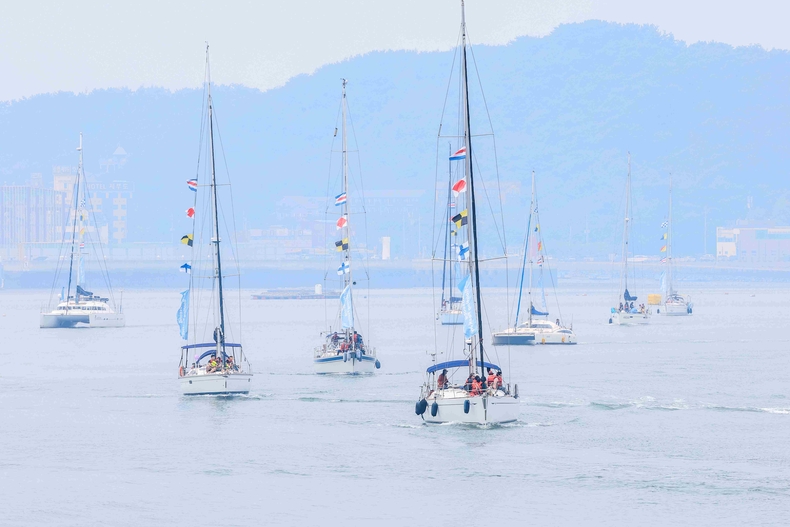 제15회 뱃놀이축제를 찾은 관광객들이 보트 승선체험을 하고 있다.