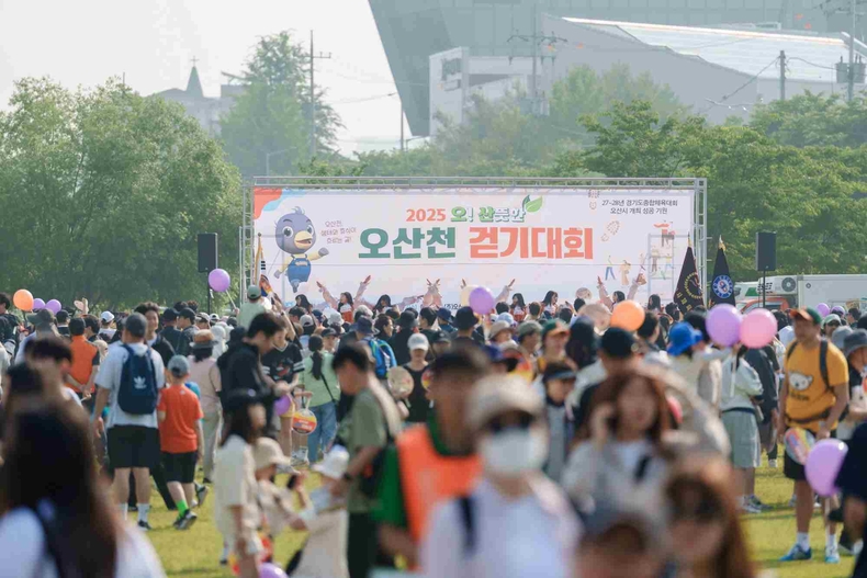 오산시가 오산천 일원에서 3200여 명이 참여한 가운데 ‘2025 오!산뜻한 오산천 걷기대회’를 성황리에 개최했다.