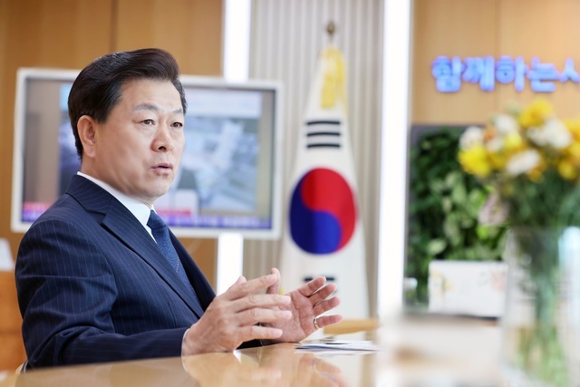 광명시가 4일 출범한 국민주권정부의 국정 기조에 발맞춰 발 빠른 대응에 나섰다. 박승원 과영시장.