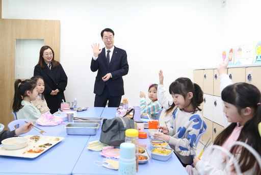 정명근 화성특례시장이 다함께 돌봄센터에 방문해 돌봄현장을 점검하고 있다.