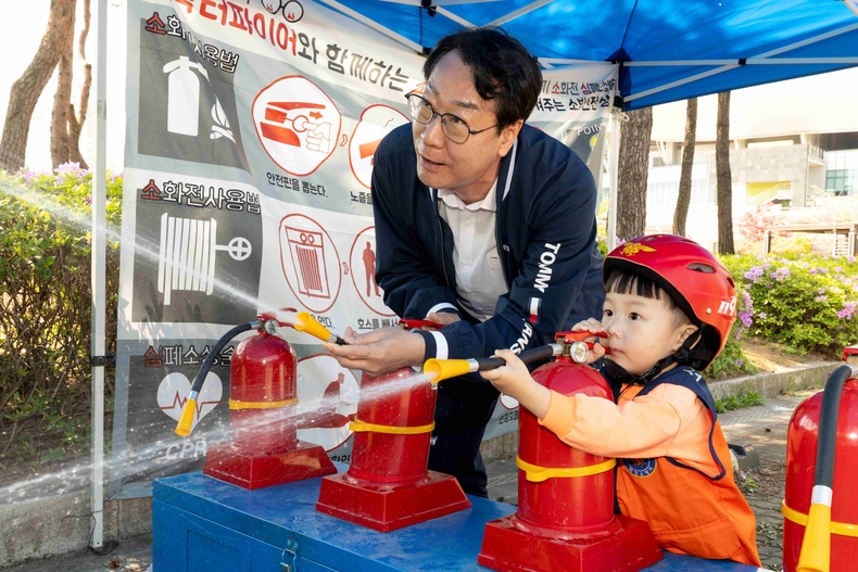 정명근 화성특례시장이 화성특례시 어린이날 영유아가족 어울림축제에서 어린이와 함께 소화기 사용 체험을 하고 있다.