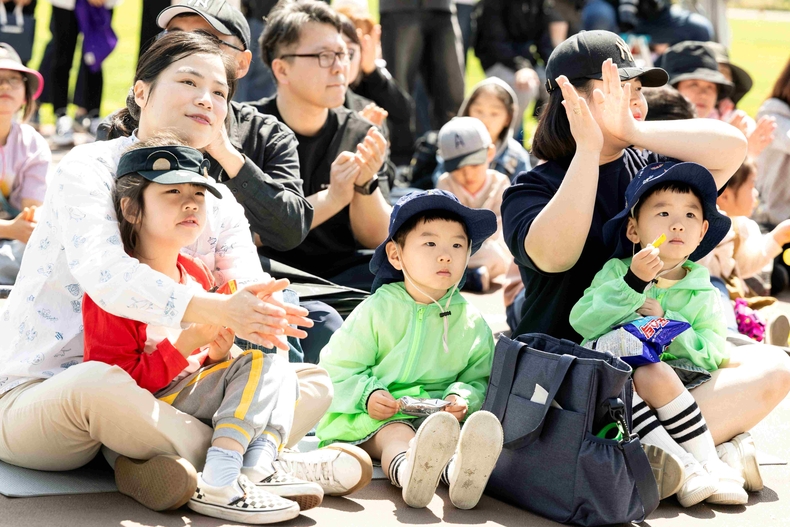 화성특례시 어린이날 영유아가족 어울림축제에서 아동들과 학부모들이 행사를 관람하고 있다.