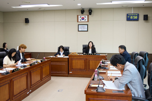 용인시의회 의회운영위원회는 4일 의회운영위원회 회의를 개최해 제293회 제1차 정례회를 오는 12일부터 27일까지 16일간의 일정으로 개회하기로 결정했다.