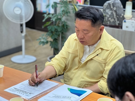 방성환 경기도의원이 농정해양위원회 소관 실국(농수산생명과학국, 축산동물복지국, 산림녹지과, 산림환경연구소, 경기도농수산진흥원)으로부터 2024년도 결산 및 2025년도 제1회 추가경정예산안에 대한 사전보고를 받았다.