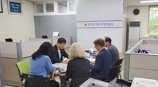 유영일 경기도의원은 의회 안양상담소에서 도 기후환경에너지국 관계자들과 함께 다회용기 지원·에너지 신사업 관련으로 면담을 가졌다.