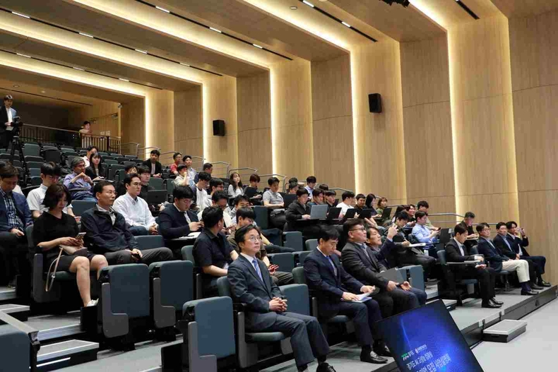 경기도가 과천 메가존 산학연센터에서 ‘경기AI 고성능 컴퓨팅 자원 지원사업’ 설명회와 ‘AI 고성능 컴퓨팅 센터(경기 K-AI 클라우드존)’ 개소식을 가졌다.