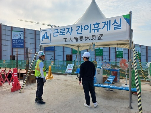 용인시가 오는 20일까지 지역 내 건축공사 현장 51개소를 대상으로 ‘폭염 대비 건설근로자 근무 환경 점검’을 한다.