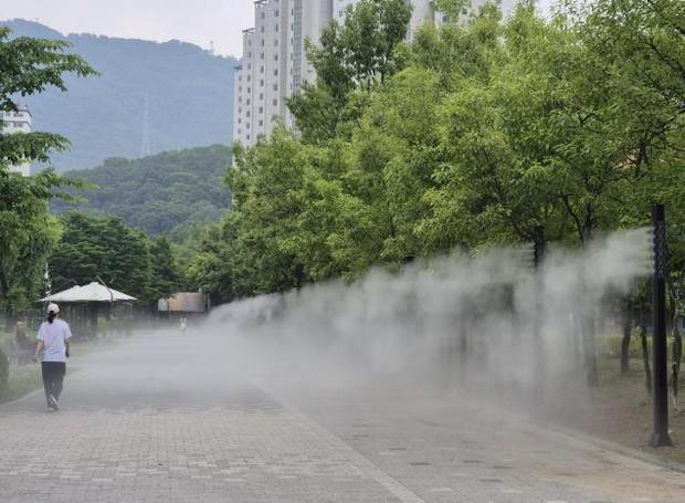 용인특례시가 여름철 폭염 대응을 위해 동백동 새물근린공원과 내꽃근린공원에 쿨링포그 시설을 설치했다.