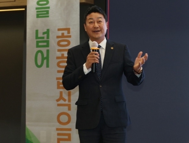 김진경 경기도의회 의장(더민주, 시흥3)은이 서울대 시흥캠퍼스에서 열린 ‘시흥시 친환경 학교급식 페스타’ 기념식에 참석했다.