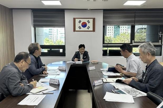 군포시가 관내 공동주택 신축공사장 관계자들과 함께 우기 대비 간담회를 개최했다.