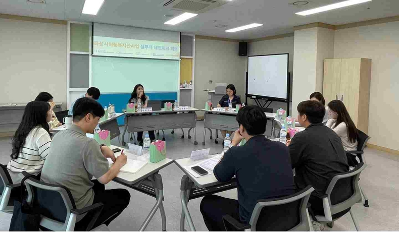 화성특례시가 화성시서부종합사회복지관에서‘이동복지관 사업’의 내실 있는 운영과 기관 간 협력을 공고히 하기 위한‘이동복지관 사업 실무자 네트워크 회의’를 개최했다.