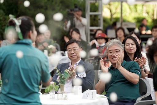 신상진 성남시장이 중원구 소재 중증장애인거주시설인 소망재활원(사회복지법인 양친사회복지회 산하기관)에서 개최된 ‘제17회 소망재활원 뜨락음악회’에 참석해 봉사자와 후원자들을 격려했다.