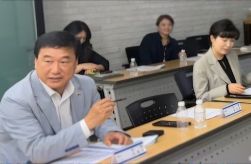 이택수 경기도의원은 최근 열린 고양교육지원청의 '2026학년도 초·중학교 통학구역 및 학교군(구) 개정 심의협의회'에 참석해 덕양중학교와 서정중학교 간 공동학구 유지 연장을 이끌어냈다.