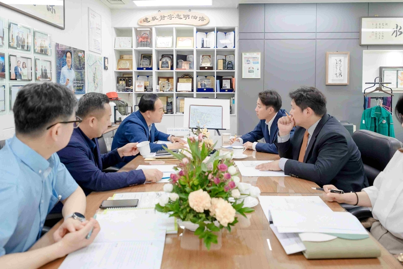 오산시청 시장 집무실에서 이권재 오산시장과 개혁신당 이준석 국회의원(화성을)이 동탄 초대형 물류센터 대책 마련을 주제로 간담회를 하고 있다.
