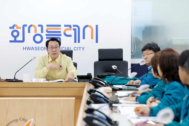 정명근 화성특례시장이 대통령 주재로 열린‘안전치안 점검회의’에 참석해 재난 및 치안 대응 체계를 점검하고, 중앙정부와 협력해 지역 맞춤형 예방·대응 방안을 적극 추진하기로 했다.