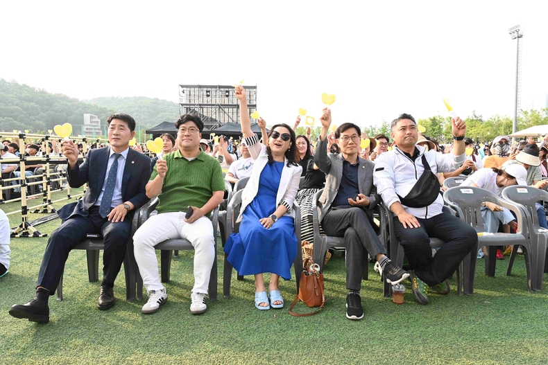화성특례시의회가 동탄 여울공원 축구장 특설무대에서 열린 ‘화성특례시 특별한 콘서트’에 참석해 1만5000여 명의 시민들과 함께 소통과 화합의 시간을 가졌다.