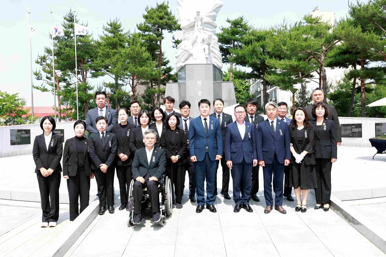 화성특례시의회 의원들이 화성시 현충공원 내 현충탑에서 거행된 추념식에 참석해 순국선열과 호국영령의 숭고한 희생정신을 기렸다.