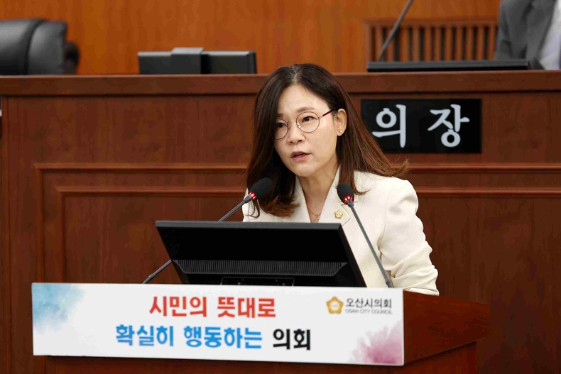 송진영(개혁신당)오산시의회 의원이 9일 제294회 제1차정례회 본회의 7분 발언을 통해 오산시 트램 도입과 시청사의 시민 중심 역할에 대해 문제점을 지적하고 있다.