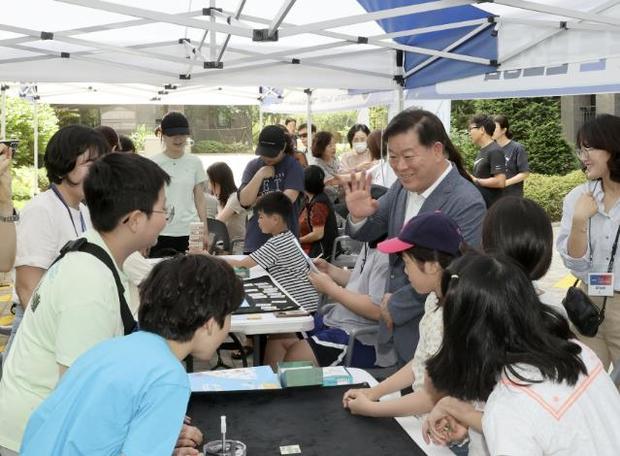 박승원 광명시장이 시민들의 생활공간으로 직접 찾아가는 새로운 현장 소통 행보를 시작했다.