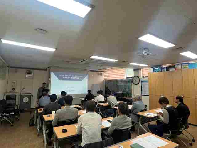 화성특례시가 맑은물사업소 회의실에서 상수도 대행업자 15개사 대표자와 담당 공무원 등 20여 명을 대상으로 여름철 대비 안전교육을 실시했다.
