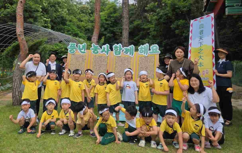 화성특례시가 동탄복합문화센터 야외공연장 체험 논에서 모내기 행사 ‘생태 텃논 운동회’를 개최했다.