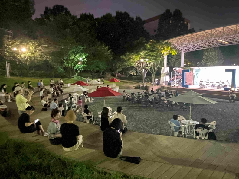 경기도가 기회소득 예술인(예술인 기회소득 수혜자)들에 대한 활동기회 제공과 도민의 문화예술 접근성 확대를 위해 14일부터 경기도 각지에서 공연 등을 진행하는 ‘2025년 예술인 기회소득 확산사업’을 추진한다.