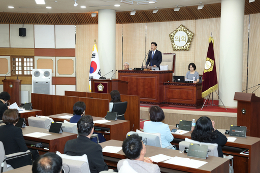 고양시의회 김운남 의장이 제1차 정례회를 개회하고 있다.