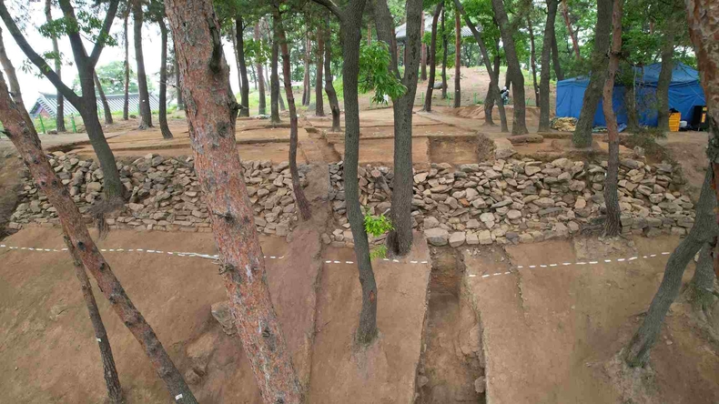 오산시와 매장문화재 전문기관인 (재)중부고고학연구소, 한신대학교박물관이 공동으로 추진중인 ‘오산 독산성 세마대지 학술발굴조사(1차)’에서 정조 시대에 축조된 내성과 19세기 건물터를 확인했다.