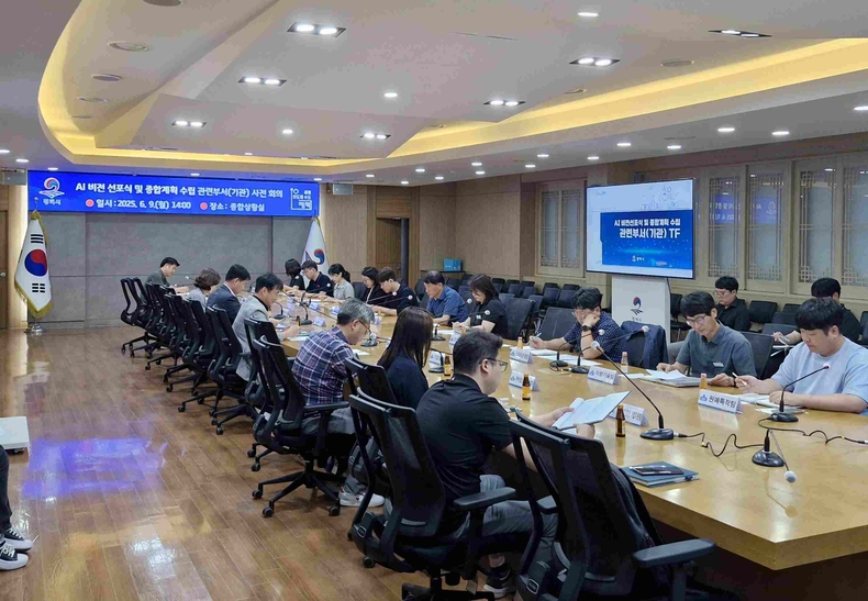 평택시가 평택시청 종합상황실에서 ‘평택시 인공지능(AI) 비전 수립을 위한 관계기관 회의’를 개최하고, 6개 분야(산업, 도시, 농업, 보건·복지, 교육, 행정)에 걸친 AI 비전 설정을 위한 첫걸음을 내디뎠다.