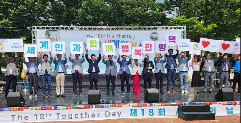 평택시가시청 앞 분수광장에서 외국인주민과 다문화가족 및 일반시민 2500여 명이 참석한 가운데 제18회 세계인의 날 기념행사를 성황리에 개최했다.