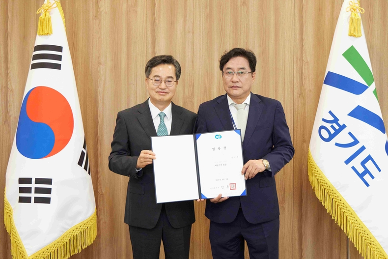 김동연 경기도지사가 10일 신임 대변인에 강민석 전 문재인 정부 대통령비서실 대변인에게 임명장을 수여하고 있다.