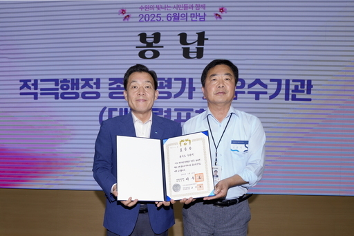 수원시가 '적극행정' 분야에서 전국 기초지자체 중 최고 성과를 거두며 행정안전부로부터 대통령상을 수상했다.