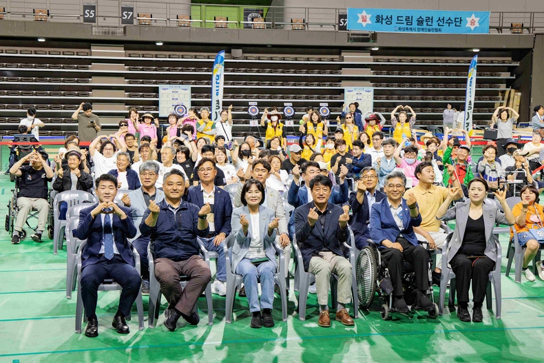 화성특례시의회가 화성종합경기타운 실내체육관에서 열린 ‘제4회 장애인 한마음 체육대회’에 참석해 선수들의 값진 땀과 열정을 응원했다.