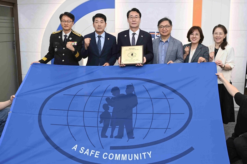 화성특례시의회(의장 배정수)가 화성시청 2층 중앙회의실에서 열린 ‘국제안전도시 공인 협정식’에 참석했다.