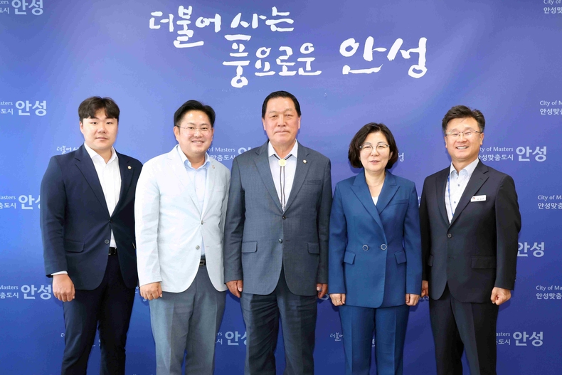 안성시는 시장실에서 안성시의회(의장 안정열)와 6월 정례 간담회를 가졌다.