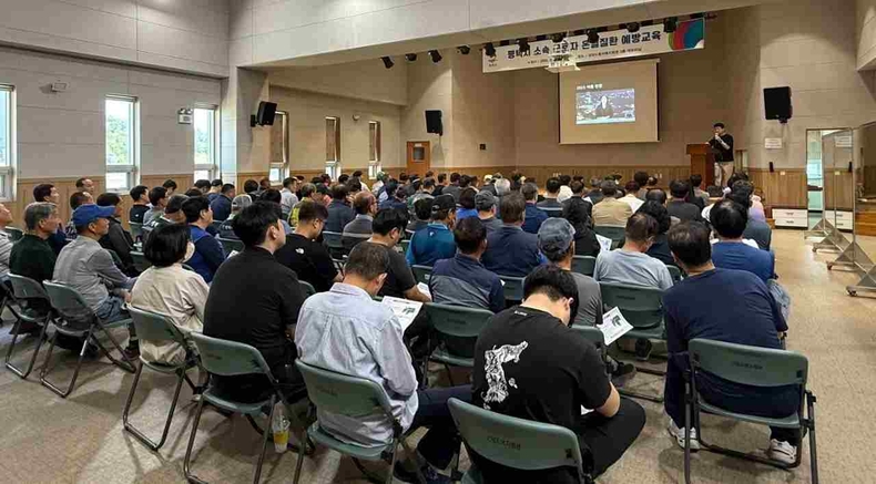 평택시가 장당노동자복지회관 대회의실에서 시 소속 야외작업 근로자 154명을 대상으로 폭염대비 온열질환 예방 교육을 진행했다.