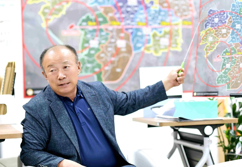 이상환 수원전투비행장 화성이전반대 범시민대책위원회 상임위원장이 문제가 되고 있는 화옹지구를 지목하며 인터뷰를 하고 있다.