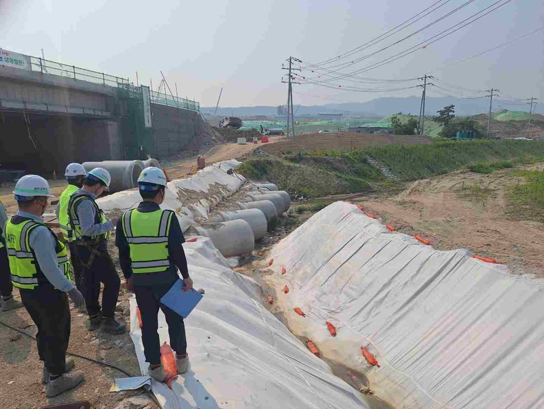 경기도가 우기를 앞두고 비관리청 도로공사 주요 사업장 6곳을 대상으로 외부전문가와 함께 풍수해 대비 현장 안전점검을 진행한다.